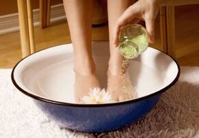 Ayak tırnağı mantarı olan kişilerin sirke ve tuzla banyo yapması faydalıdır. 