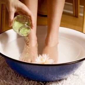 Mantar tedavisi sırasında ayaklarınızı sık sık yıkamanız gerekir. 
