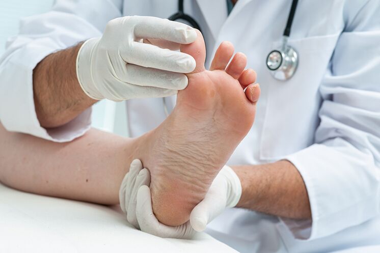 Dermatolog hastanın bacaklarını inceler